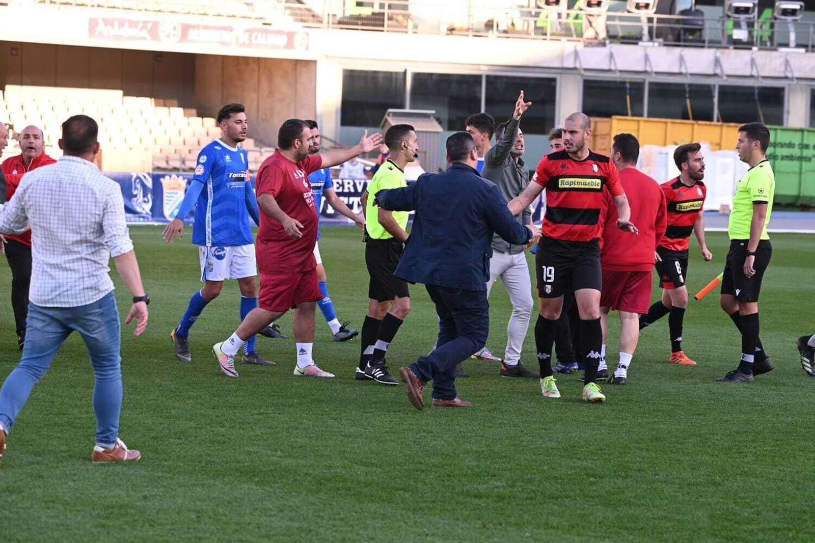 Los jugadores de uno y otro equipo se enzarzaron en una monumental pelea al final.