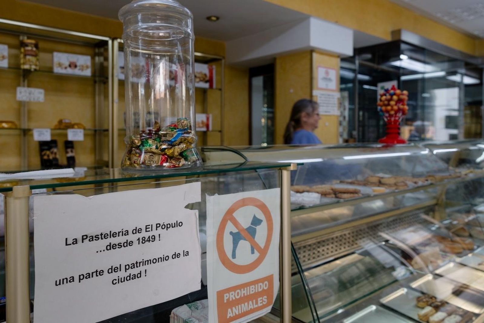 Interior de la confitería El Pópulo.