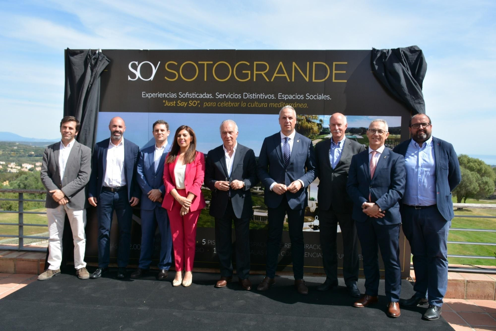 Las autoridades y representantes de Sotogrande tras la colocación de la primera piedra del hotel SO/Sotogrande.