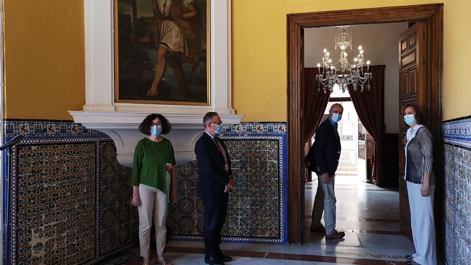 Los responsables del Alcázar y Patrimonio Nacional durante la visita.
