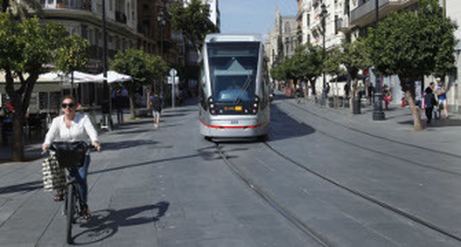 El Metrocentro, ayer, circulando por la Avenida de la Constitución. / José Ángel García