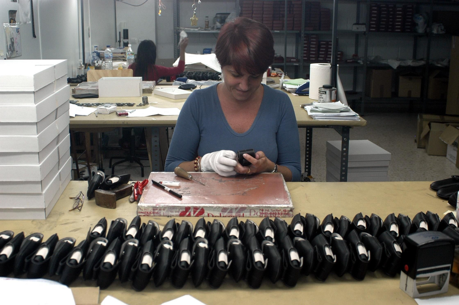 Una empleada de la piel  en una de las cientos de fábricas de Ubrique