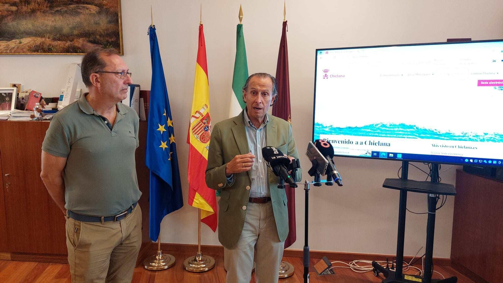 El alcalde, durante la presentación de la nueva página web municipal.