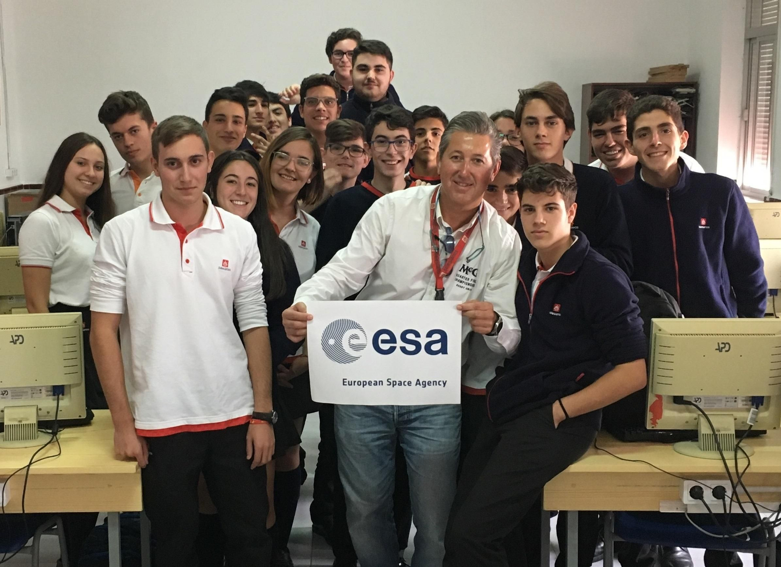 Alejandro Gallego, con algunos de sus alumnos del colegio Salesianos.