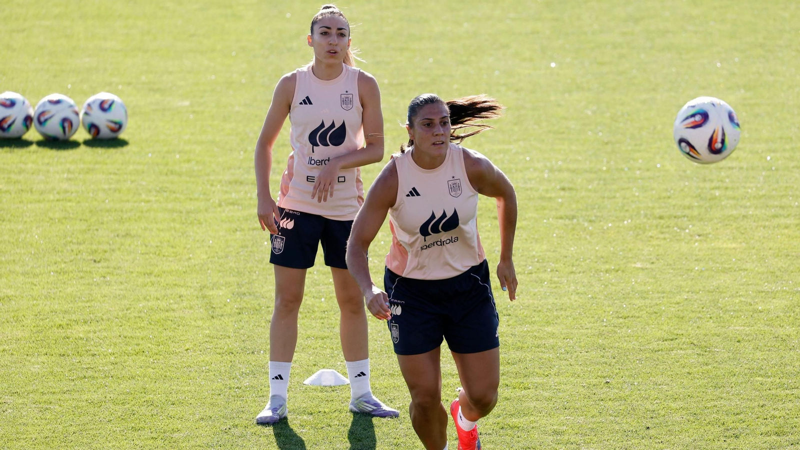 Las sevillanas Olga Carmona y Martín-Prieto en un entrenamiento de la selección española
