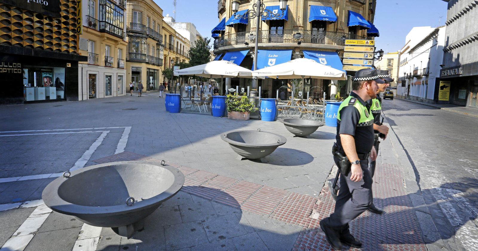 Entre estos dos obstáculos se levantará una pilona automática en el inicio del tramo peatonal de Larga.