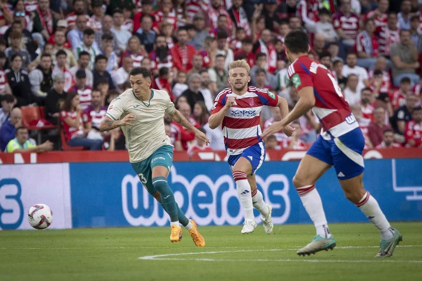 Jozwiak y Miguel Rubio durante el Granada-Córdoba de la pasada temporada