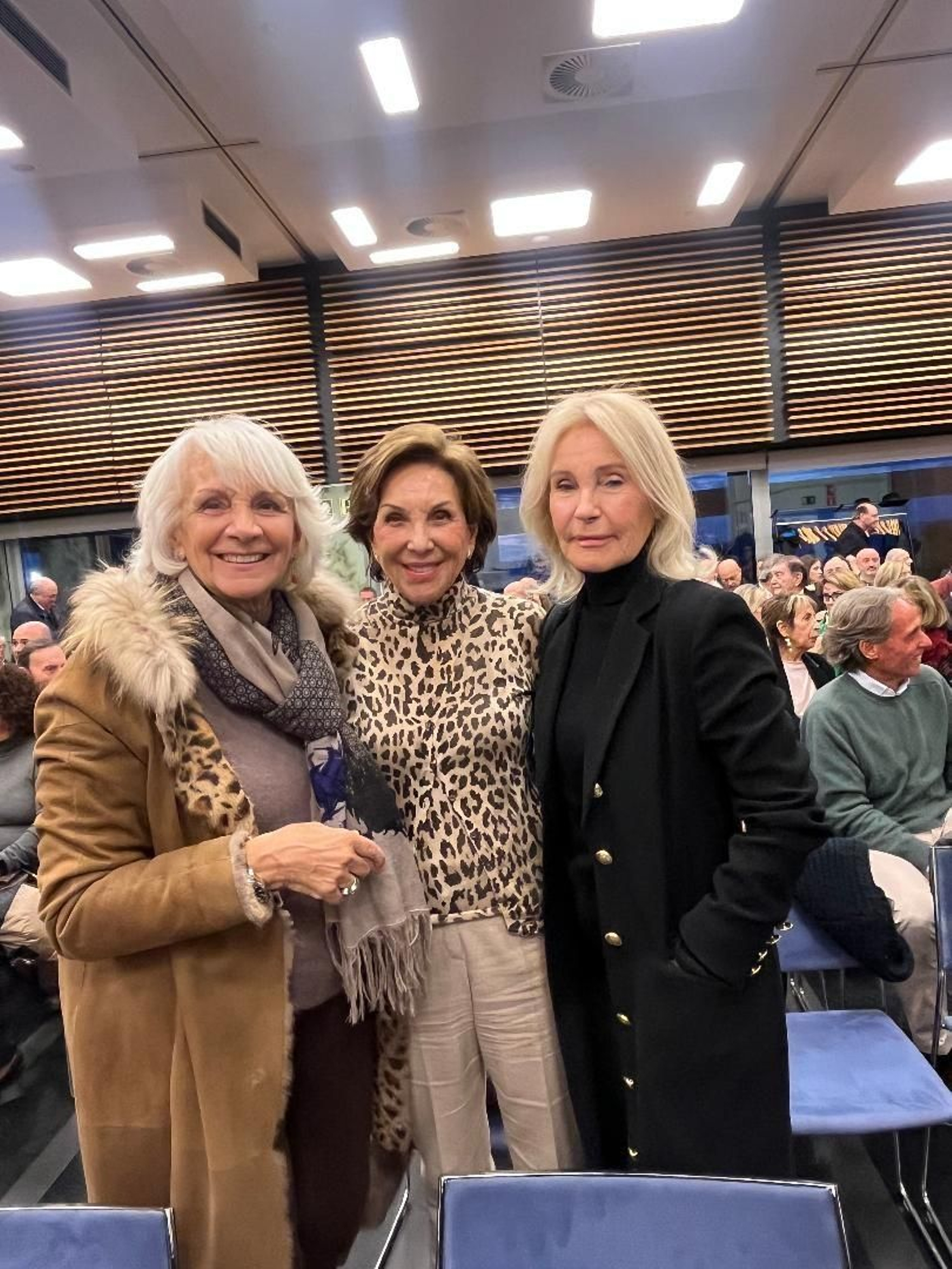 Imágenes de la entrega de un premio a Cayetana Álvarez de Toledo en Cádiz