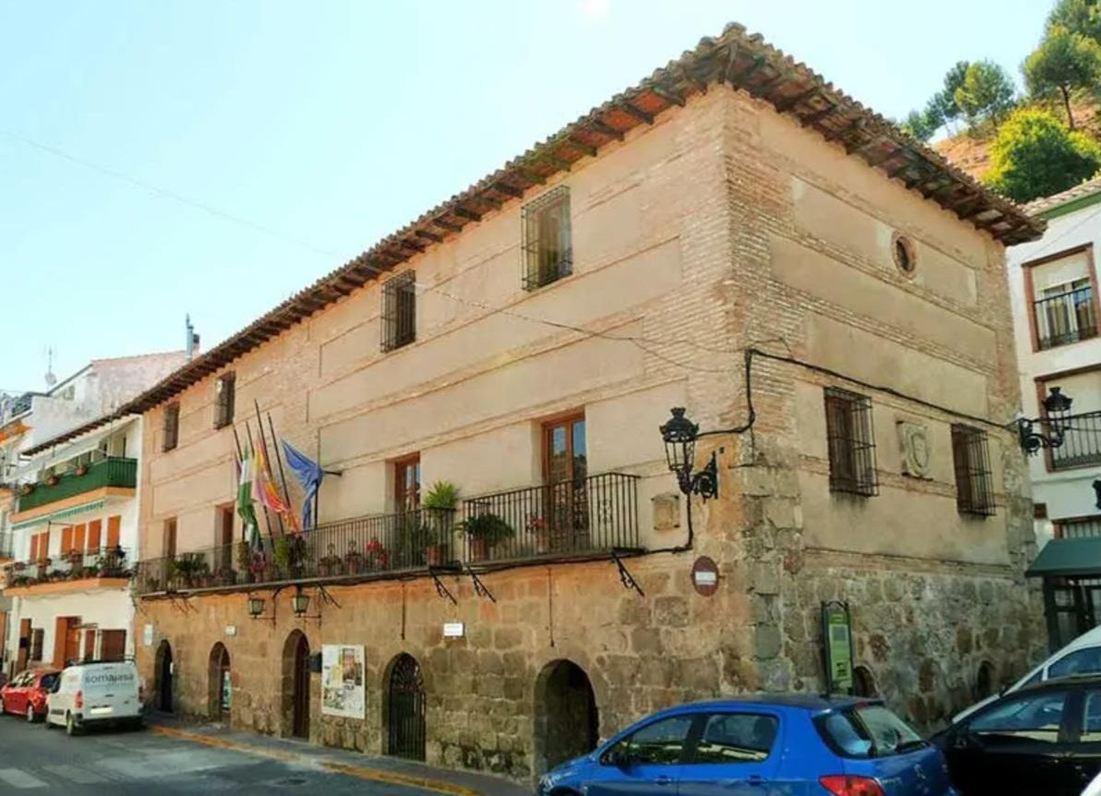 Este edificio, que actualmente alberga el Ayuntamiento de La Iruela, es de estilo mudéjar toledano.