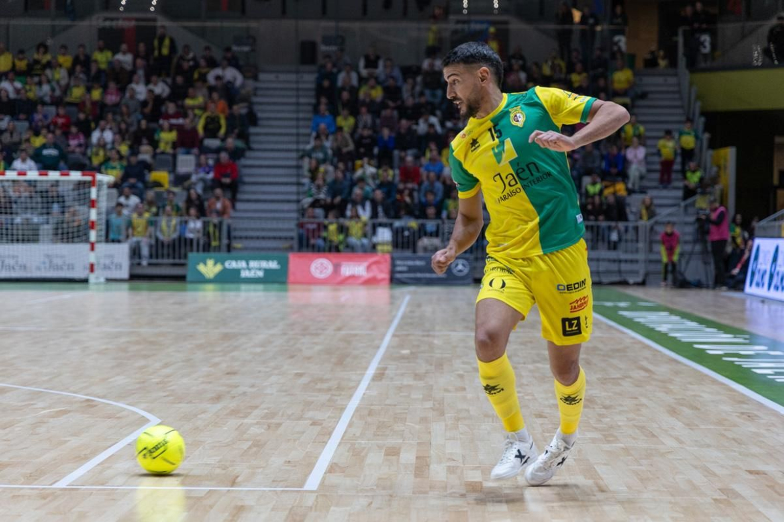 La fiesta amarilla en la goleada del Jaén FS al Barça, en imágenes