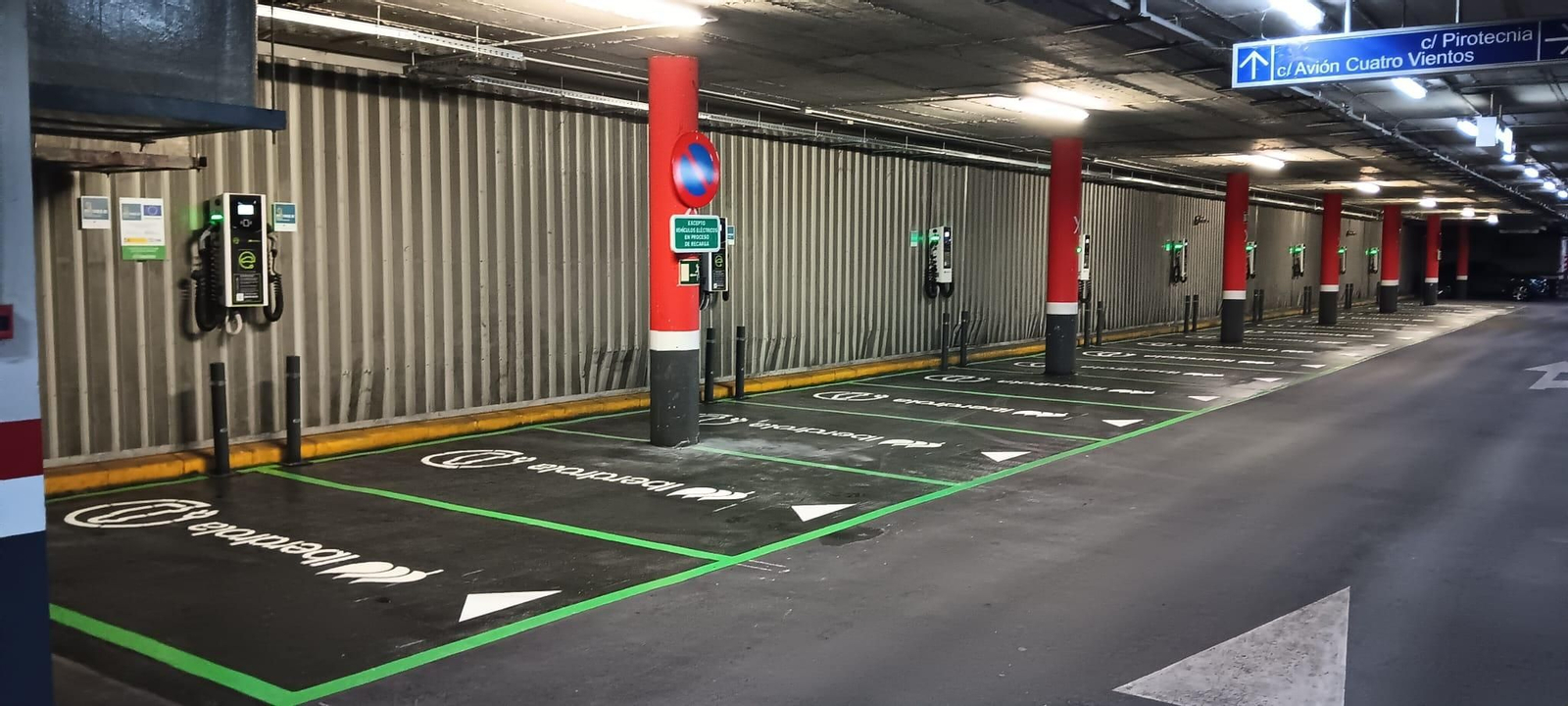 Los nuevos puntos de recarga eléctrica en Viapol Center.