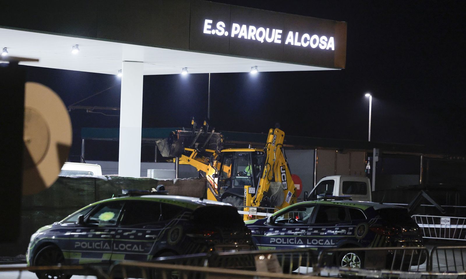 El derribo de la gasolinera de Alcosa, todas las fotos