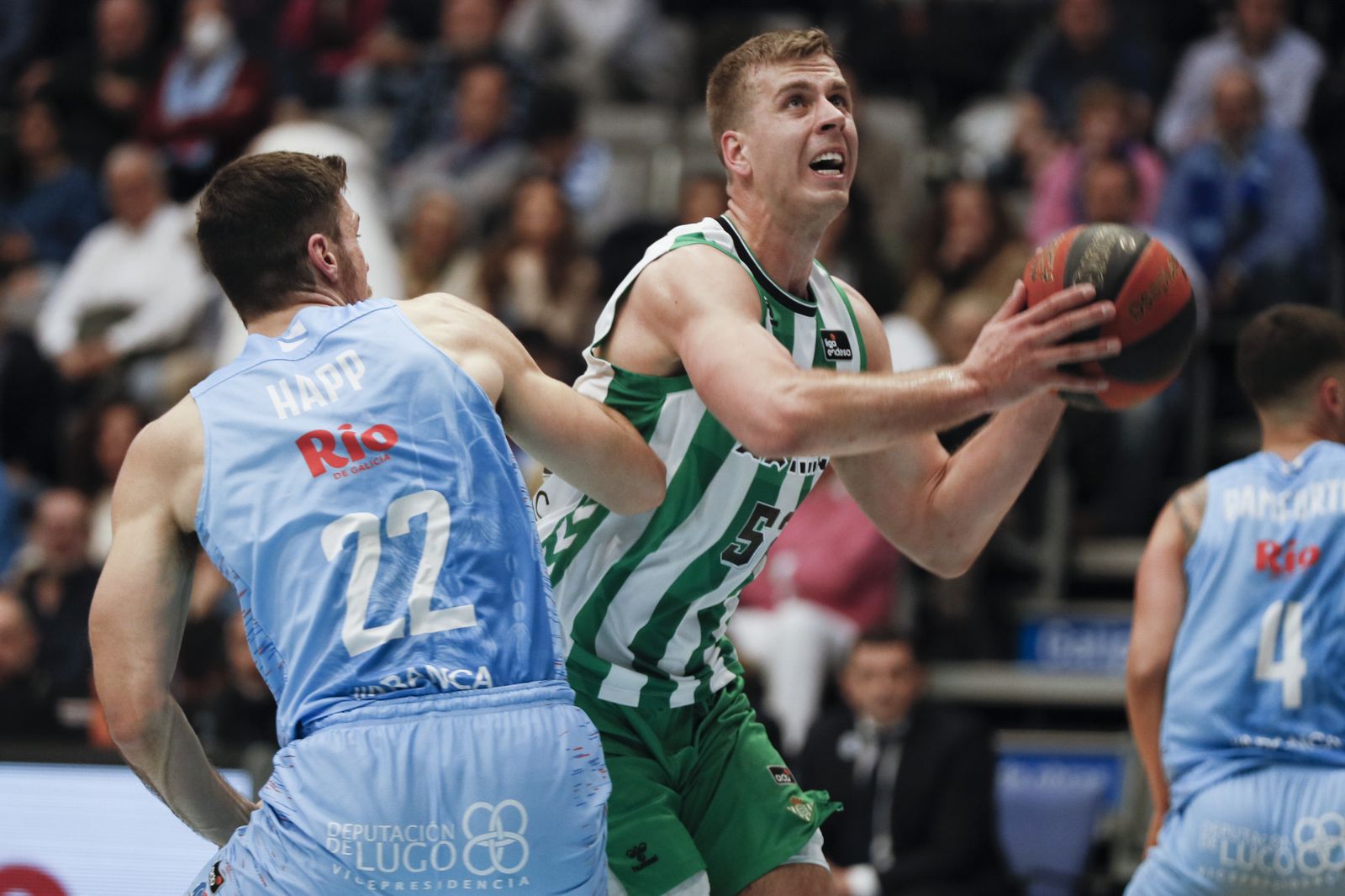 El pívot ucraniano del Betis Volodymyr Gerun trata de anotar ante Etham Happ.