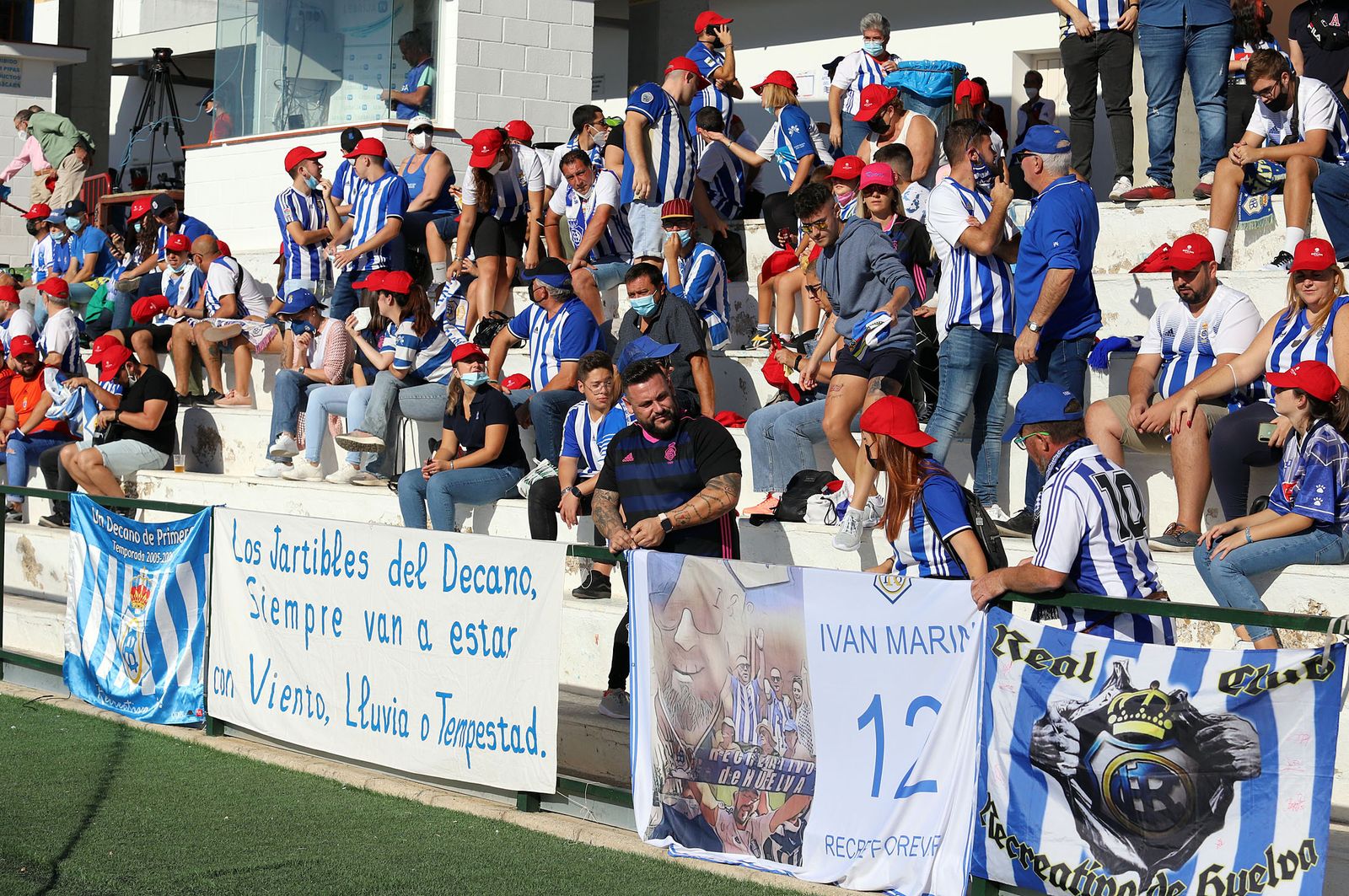 Imágenes de la afición más fiel del Recre en su visita al campo del Antoniano