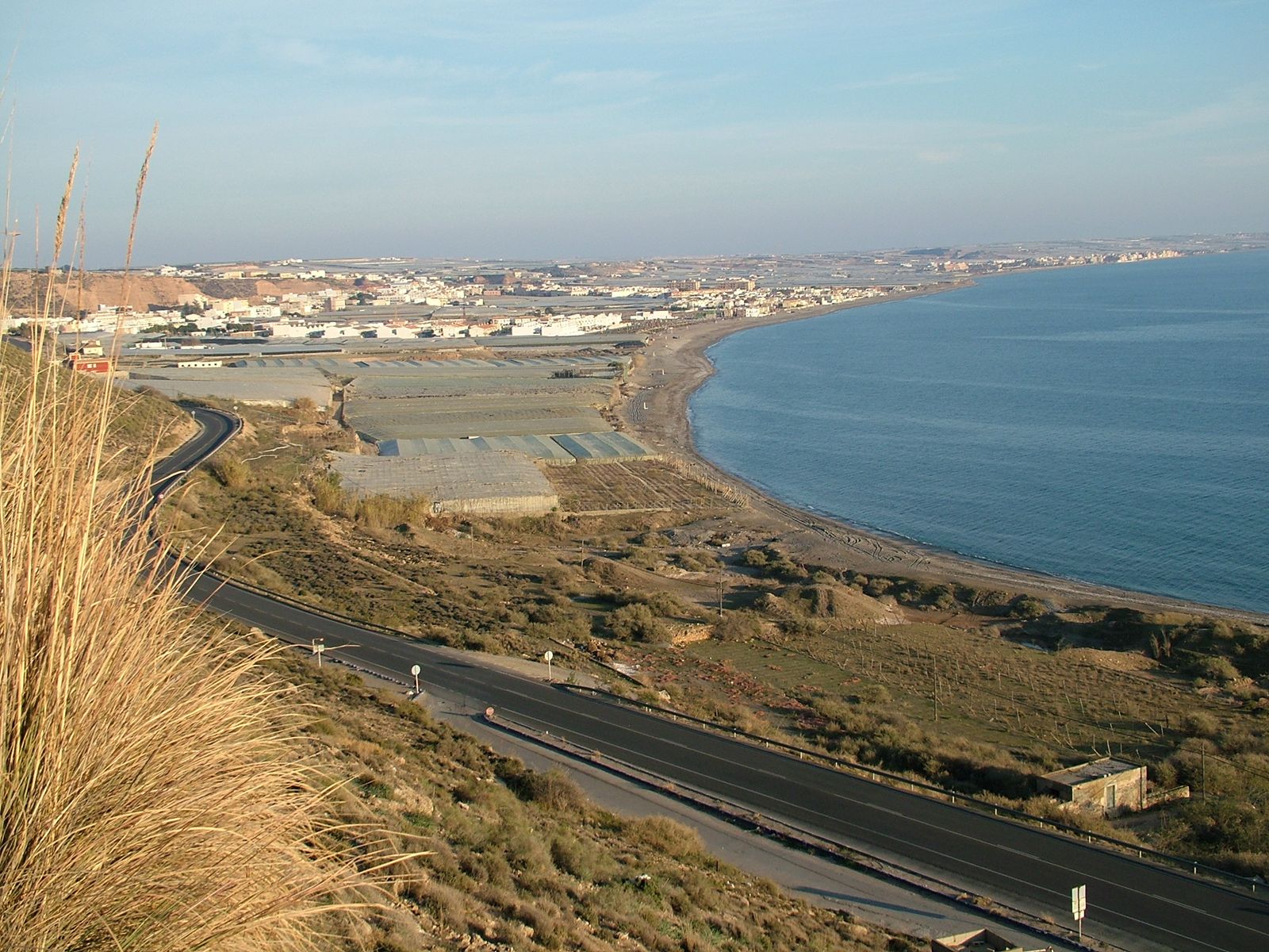 Vista general del litoral del Poniente almeriense, con Balanegra al fondo, una de las zonas donde en los últimos días se han registrado varios movimientos sísmicos de baja magnitud.