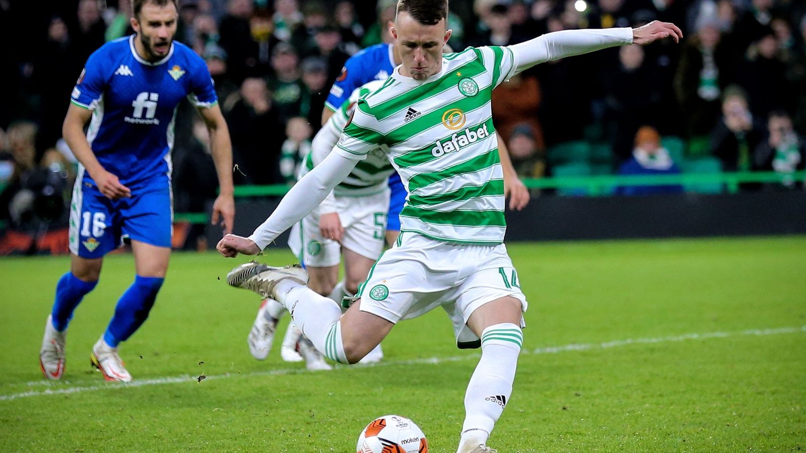 Turnbull anota el penalti para el definitivo 3-2.