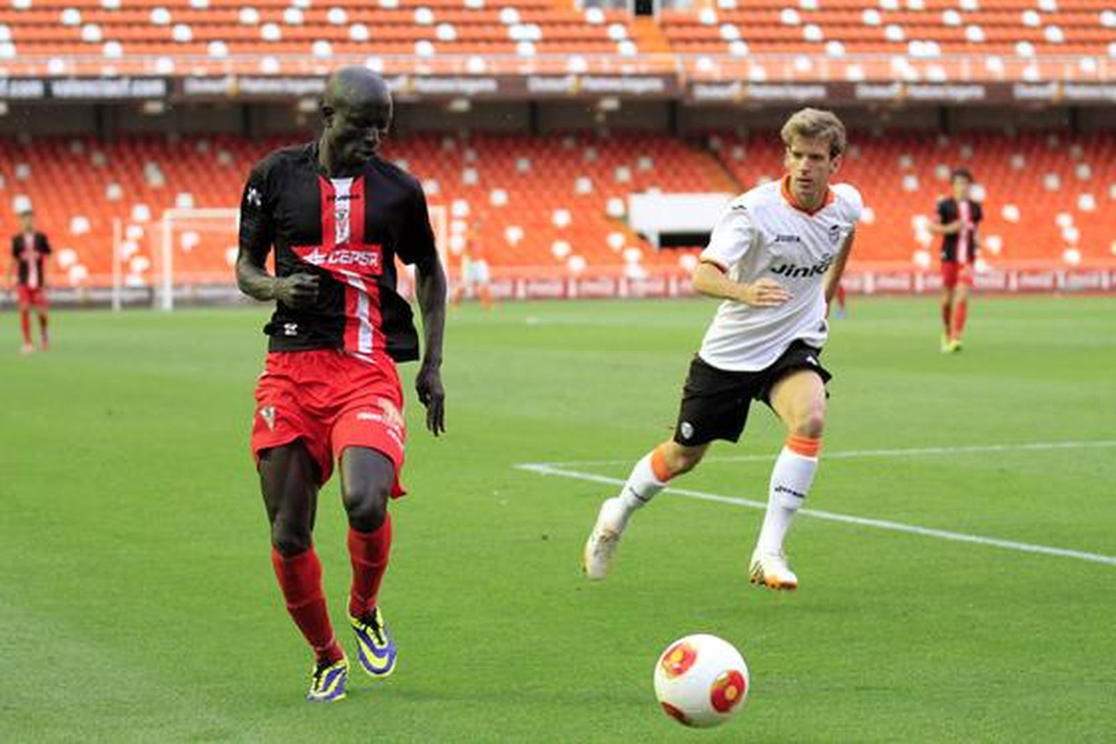 Los albirrojos consuman la pérdida de la categoría un año después de subir al caer en Valencia por 1-0

Foto: LOF