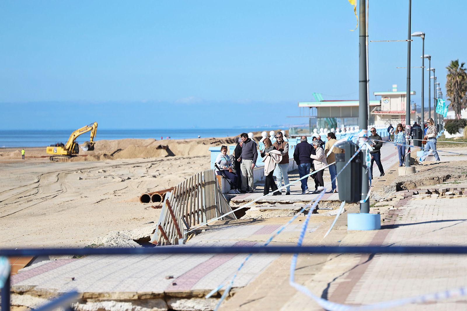 Fotografías de la concentración de los vecinos de Matalascañas tras los destrozos del paseo marítimo