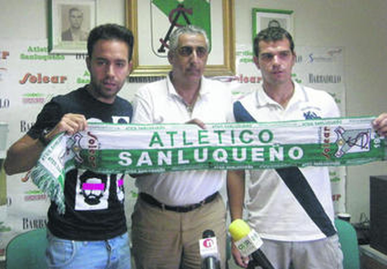 Portela (i) y Espinar (d) flanquean a Manolo Fernández, presidente del Sanluqueño.