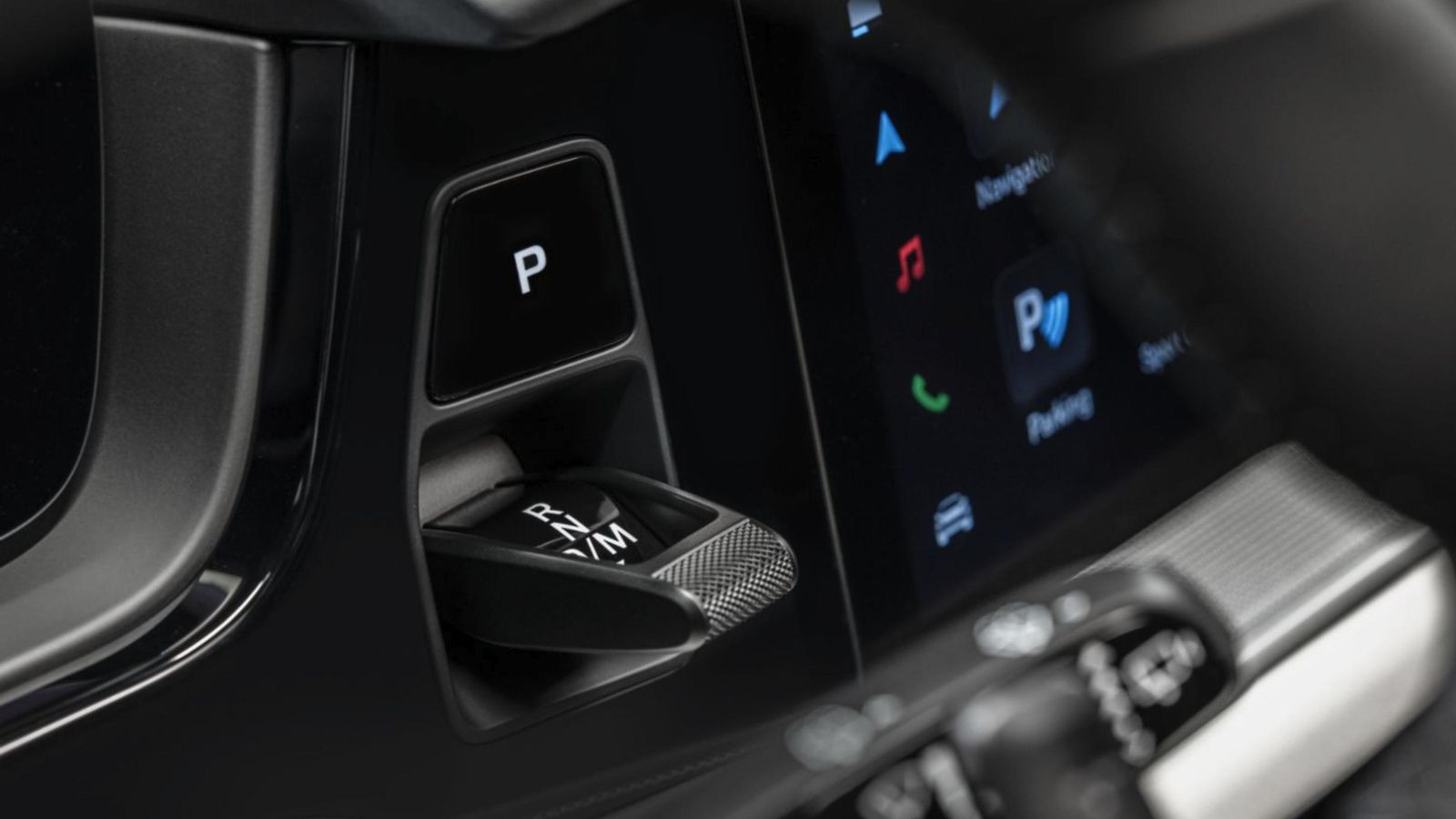 Ahora, el mando del cambio automático pasa a situarse en el salpicadero, a la derecha del volante.