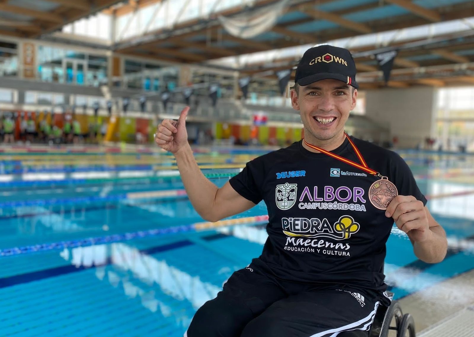 Paco Salinas posa con una de sus medallas lograda en el Nacional.