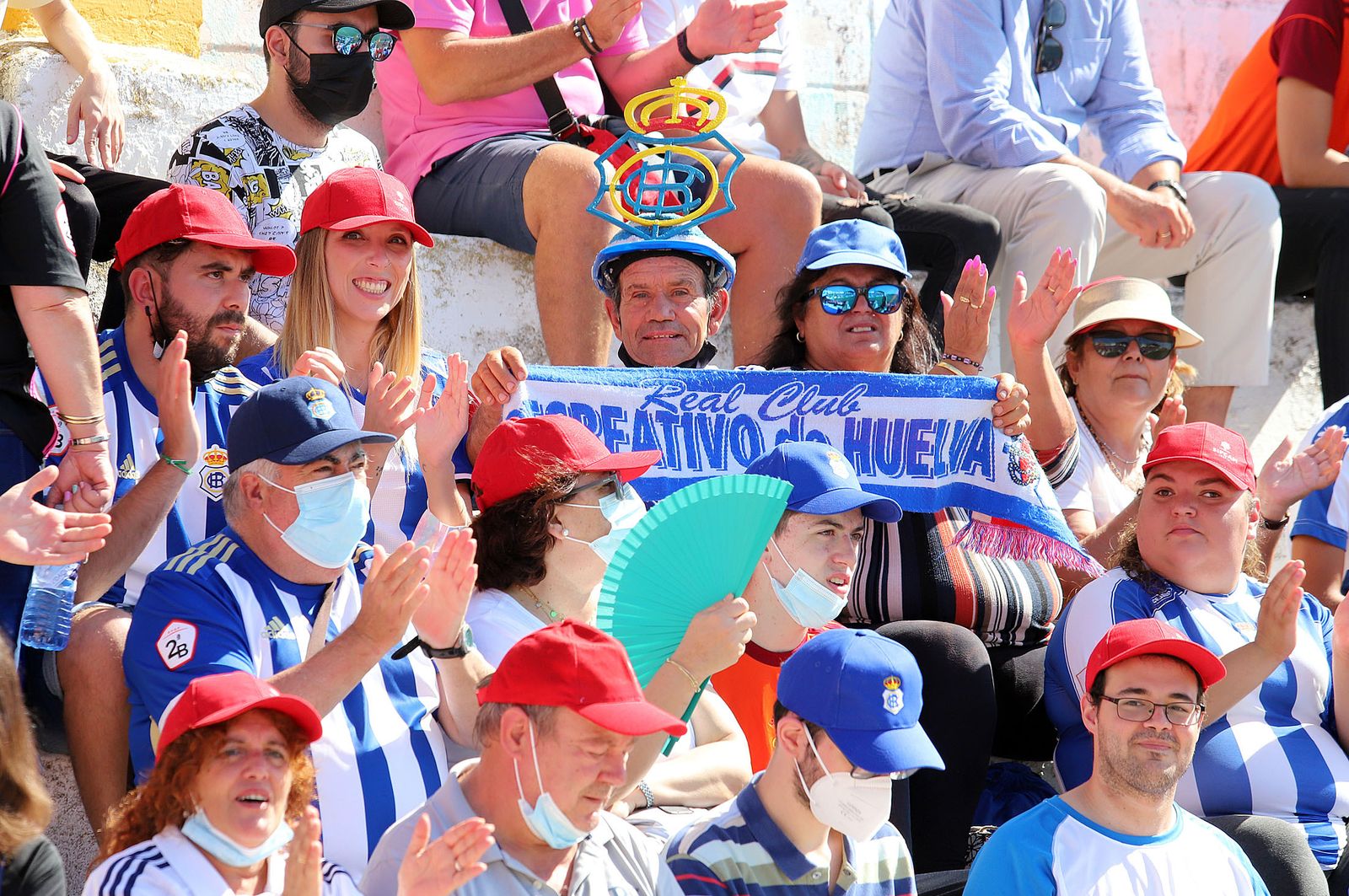 Imágenes de la afición más fiel del Recre en su visita al campo del Antoniano