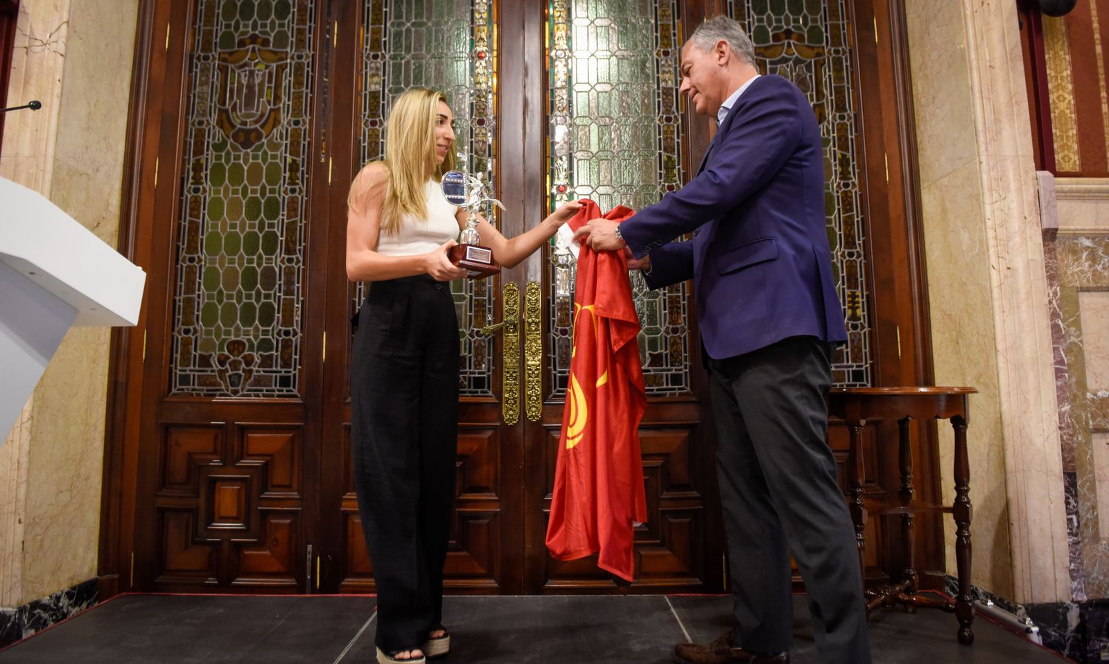 El alcalde recibe a Olga Carmona