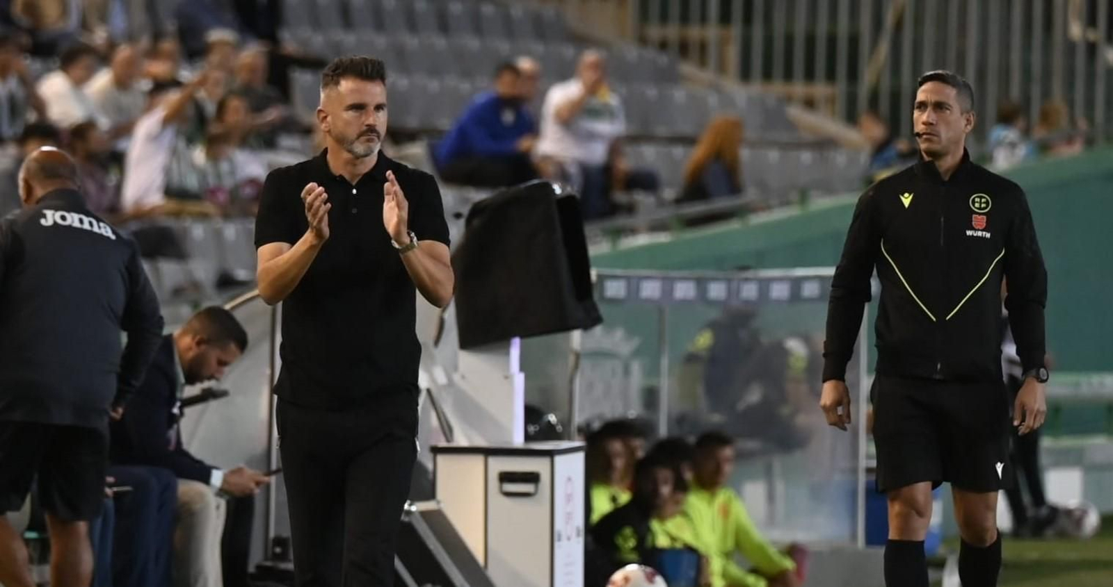 Iván Ania aplaude a los suyos desde el banquillo durante el encuentro ante el Cartagena.