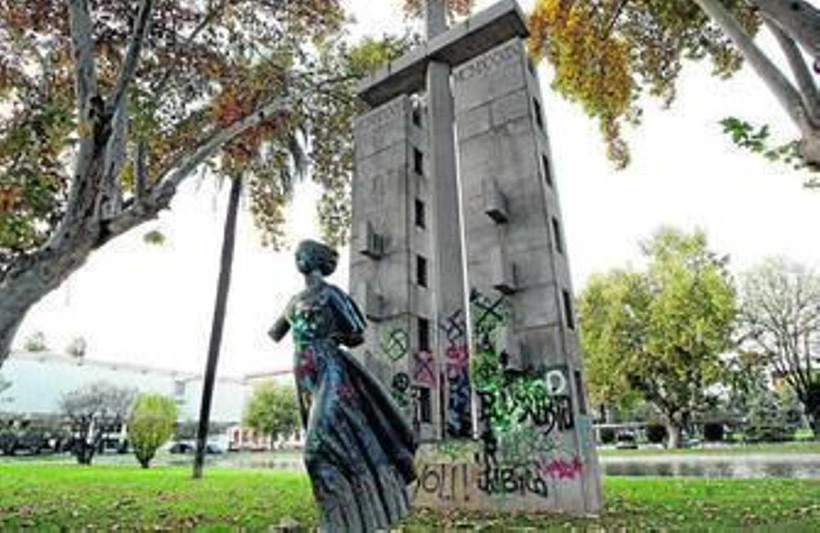 Cruz de los caídos en la avenida Conde de Vallellano, frente a la Subdelegación del Gobierno. Cruz de los caídos en la avenida Conde de Vallellano, frente a la Subdelegación del Gobierno.
