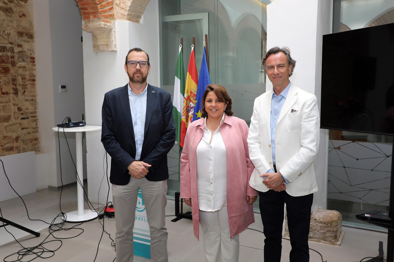 De izquierda a derecha, Ortiz de Saracho, Laura de Arce y Quentin Desurmont.