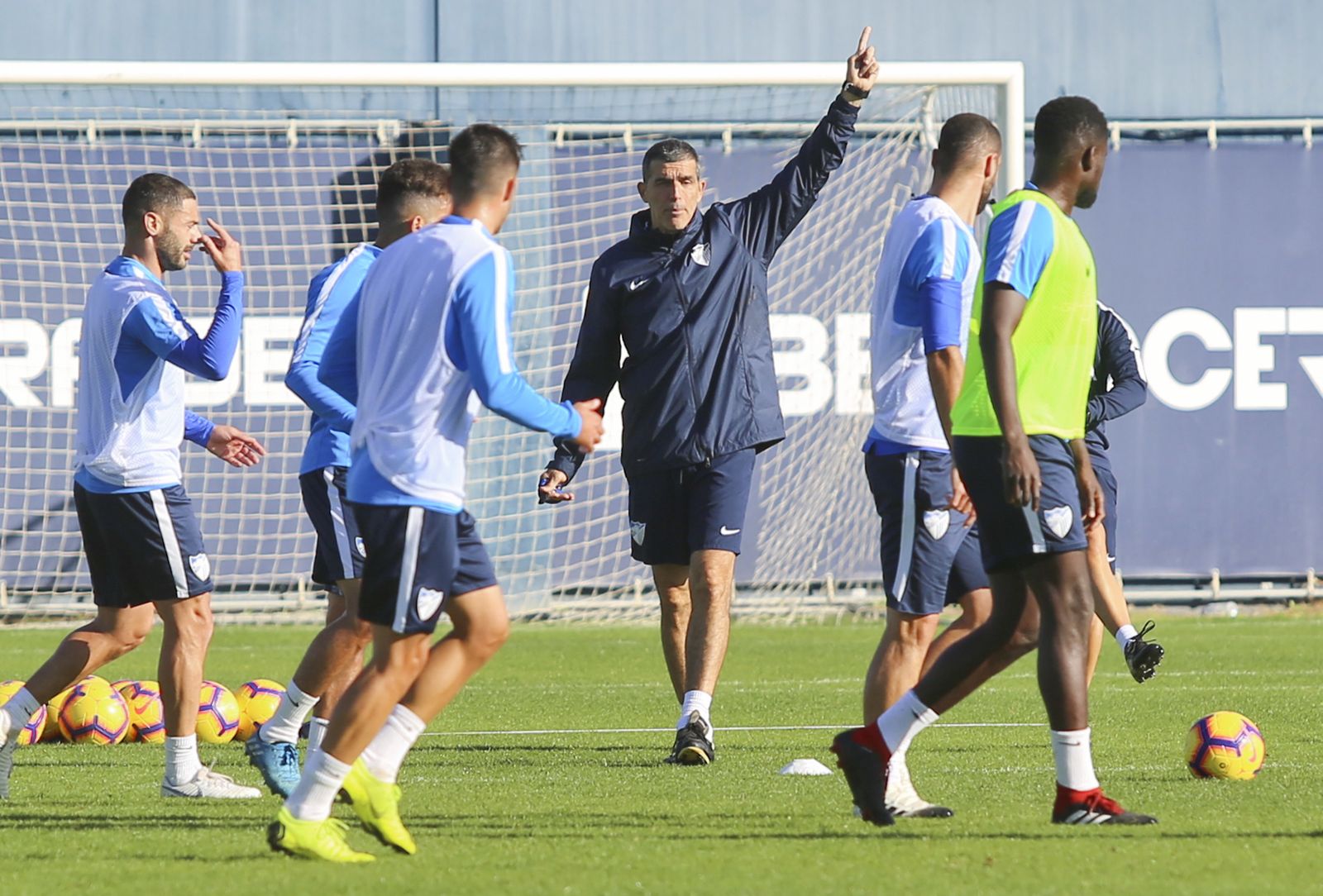 Muñiz y sus hombres, en un entrenamiento del Málaga CF reciente.