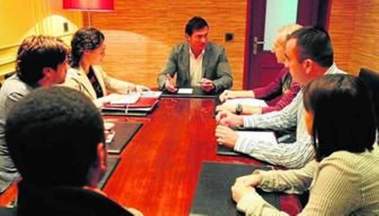 El alcalde de Algeciras, Diego Sánchez Rull, durante la reunión mantenida con los representantes de los estudiantes de Turismo y Trabajo Social.