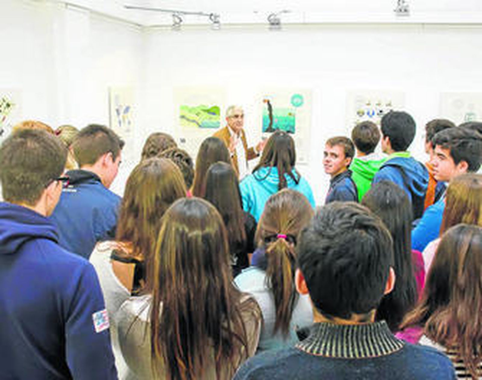 Alumnos visitan una exposición en una edición pasada.