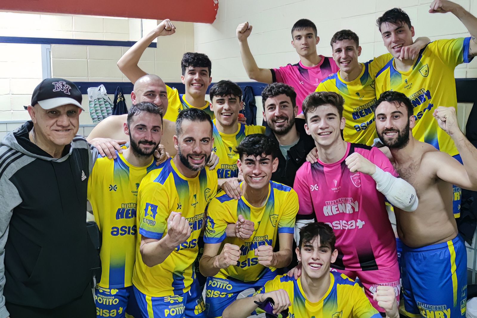 Los jugadores del Cádiz CF Virgili celebran en el vestuario la goleada al Olimpic de Triana.