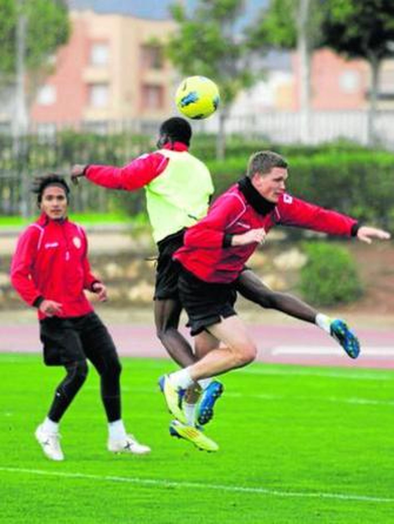 Jakobsen y Jonathan pelean un balón con Marcelo en segundo plano.