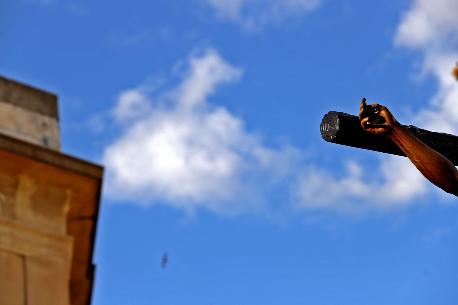 La Hermandad de la Buena Muerte procesiona por las calles de Huelva
