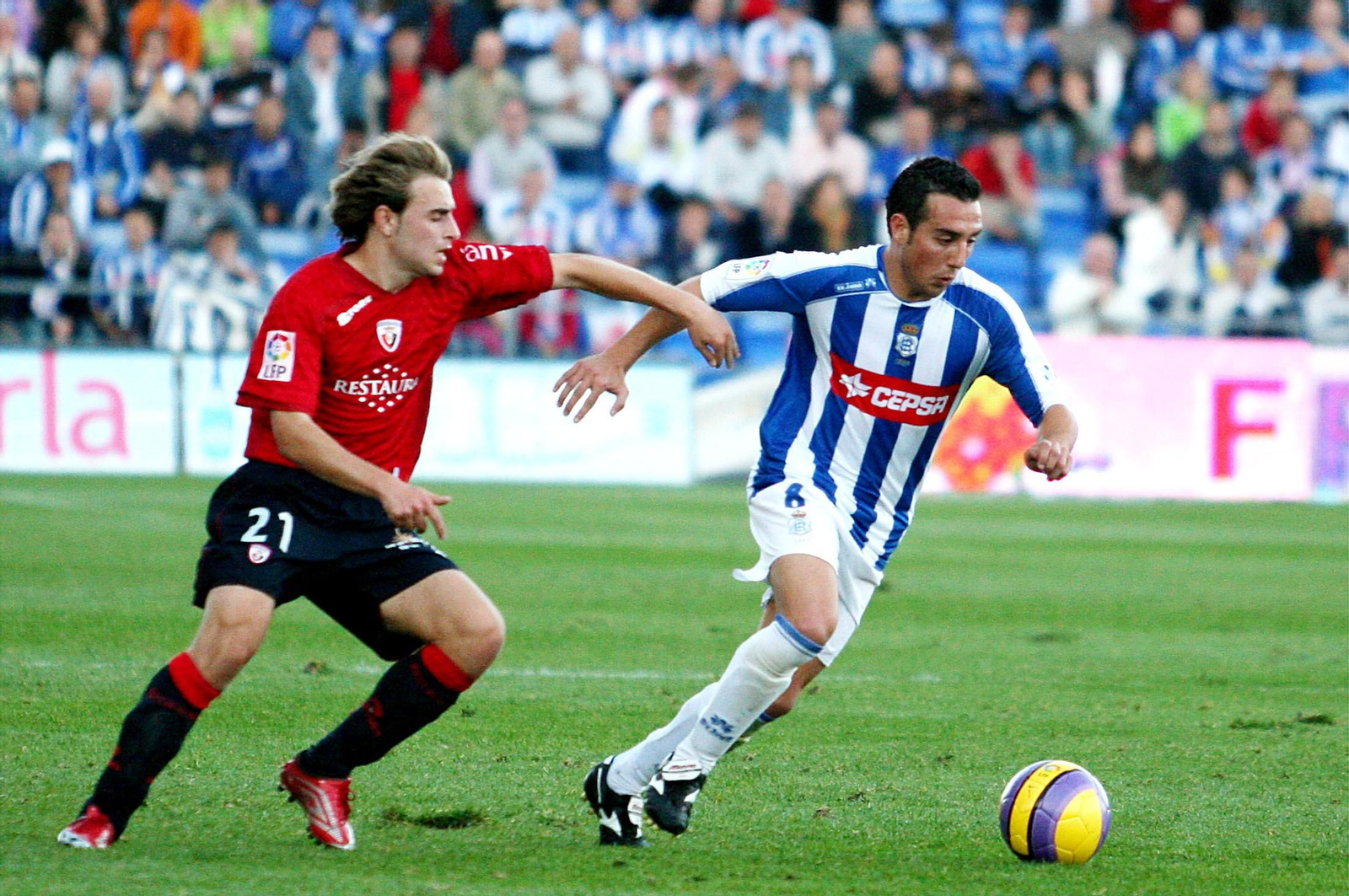 Santi Cazorla se marcha de Héctor Font en un Recre-Osasuna de 2006.