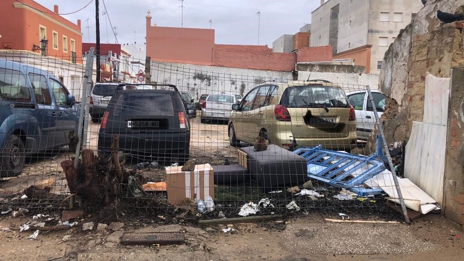 Basura acumulada en uno de los solares que denuncia el PP.