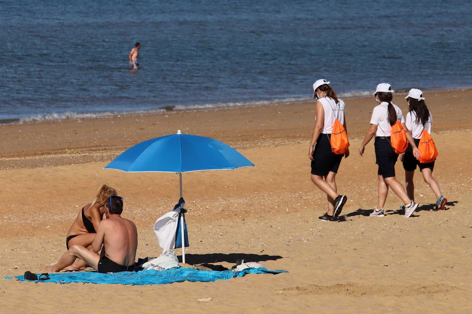 Las imágenes más destacadas del primer domingo de verano en las playas de Huelva