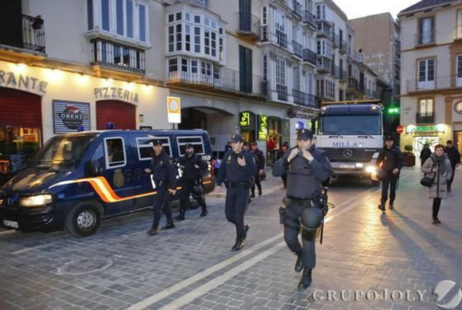 La Polcía escolta la recogida de basura cerca de la plaza de La Merced.

Foto: Javier Albiñana