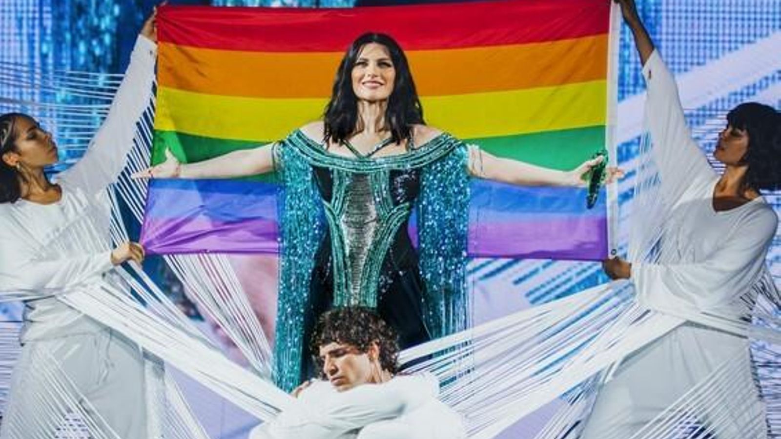 Laura Pausini con una media melena. Laura Pausini con una media melena.