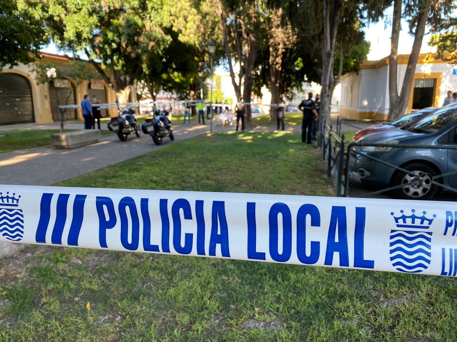 Cordón policial ante el cuerpo del hombre asesinado.