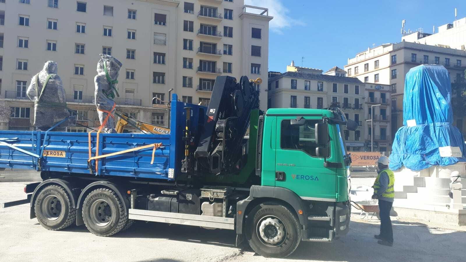 Las esculturas a su llegada en la entrada de la calle Larios.