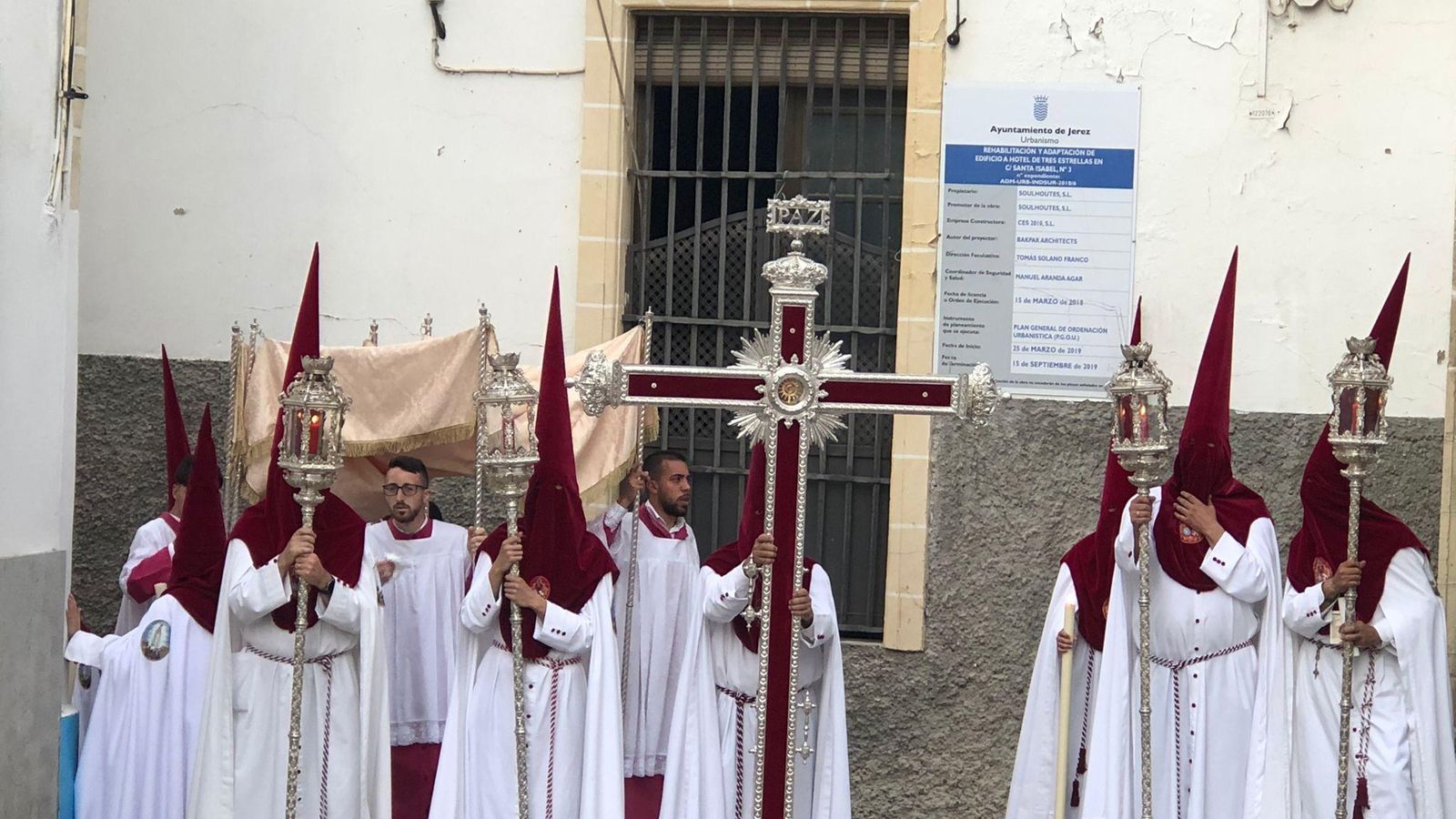 Cofradía en calle Santa Isabel. Cofradía en calle Santa Isabel.