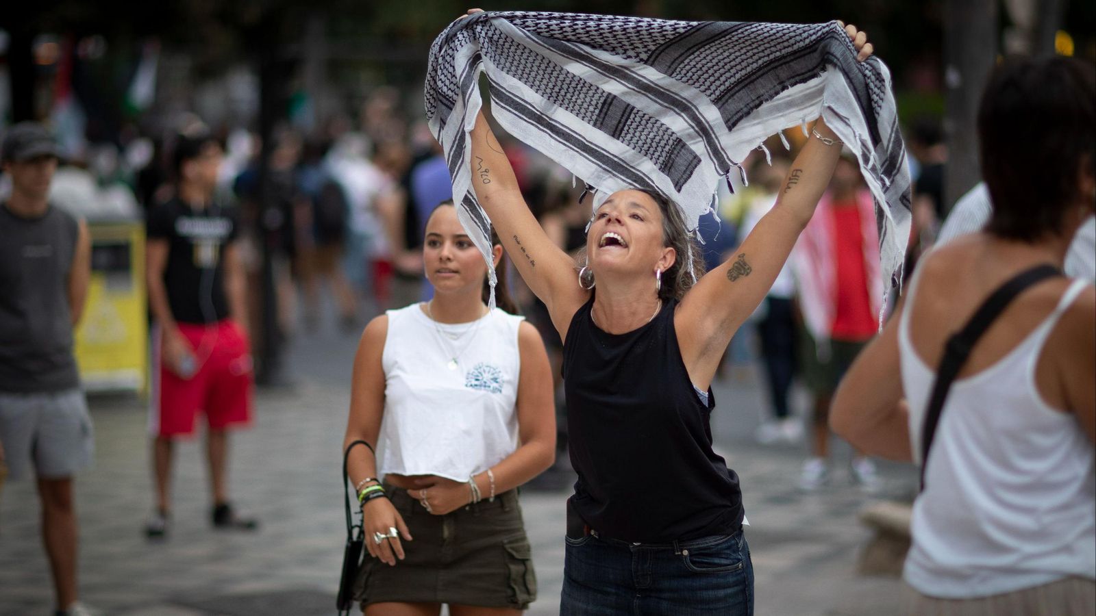 Una mujer discute durante la marcha a favor de Palestina en Granada