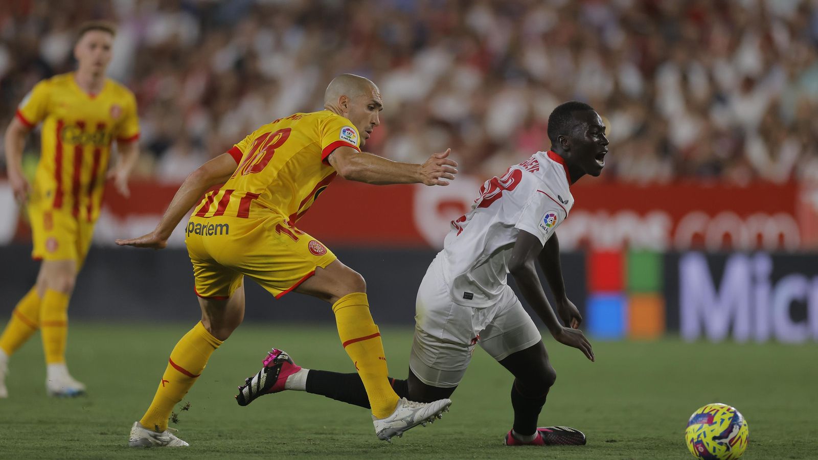 Pape Gueye cae ante Oriol Romeu.