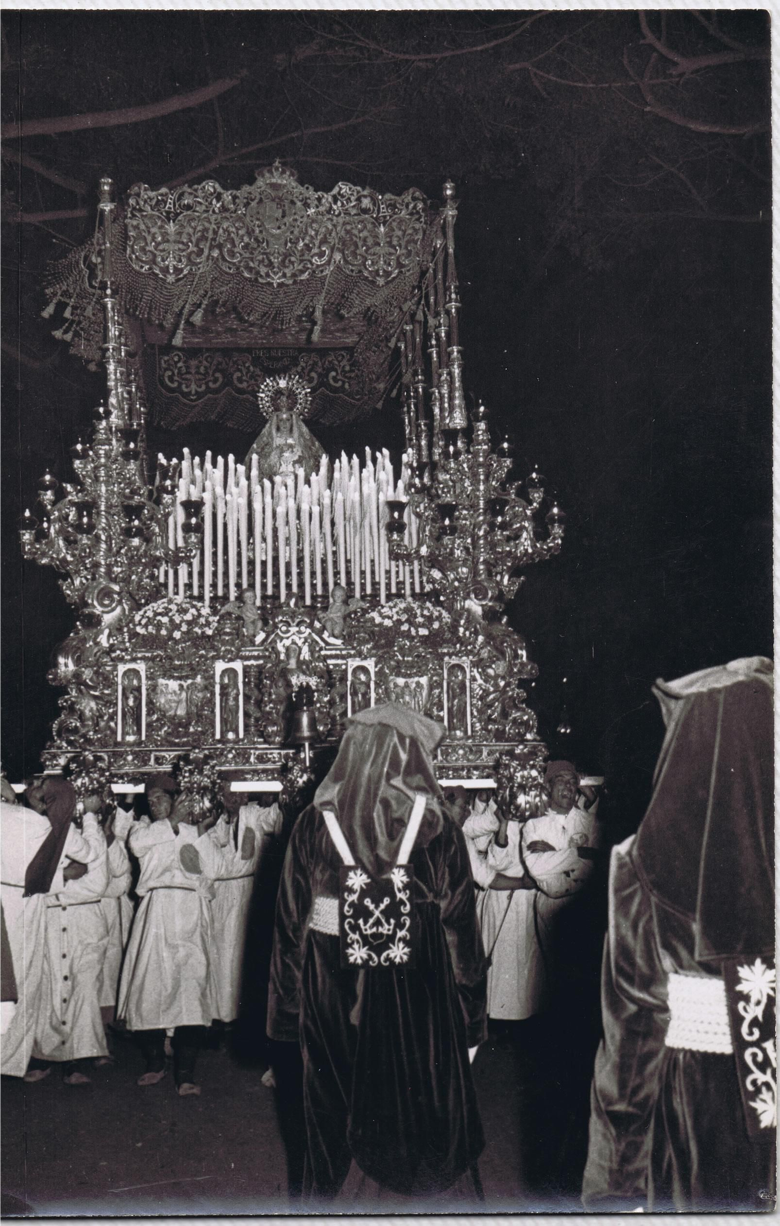 La Virgen de la Esperanza en procesión en 1953