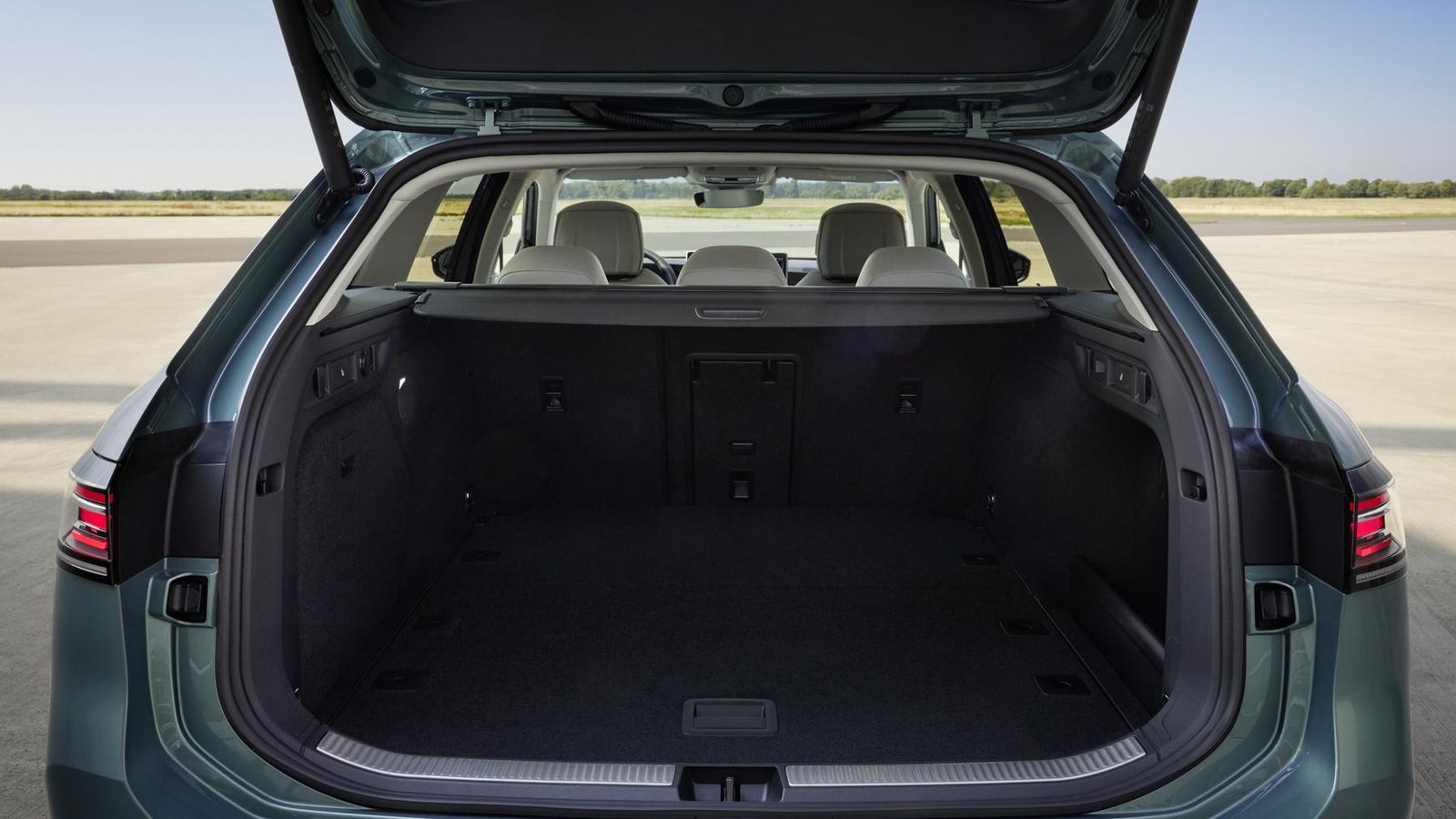 Con las disposición que permite usar las plazas trasera, el maletero del Passat tendrá una capacidad de 690 litros, 40 más que antes. Si se abaten los respaldos, el volumen  de carga alcanza los 1.920 litros.