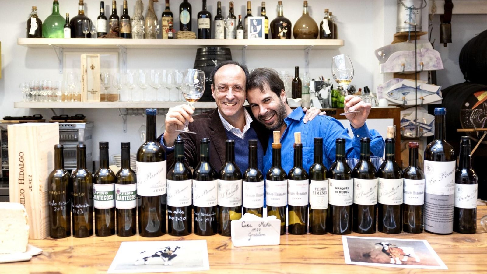 Juan Manuel Hidalgo, de Bodegas Emilio HIdalgo, y Sergio Nieto, de Casa Martín 1920, junto a los vinos de la cata.