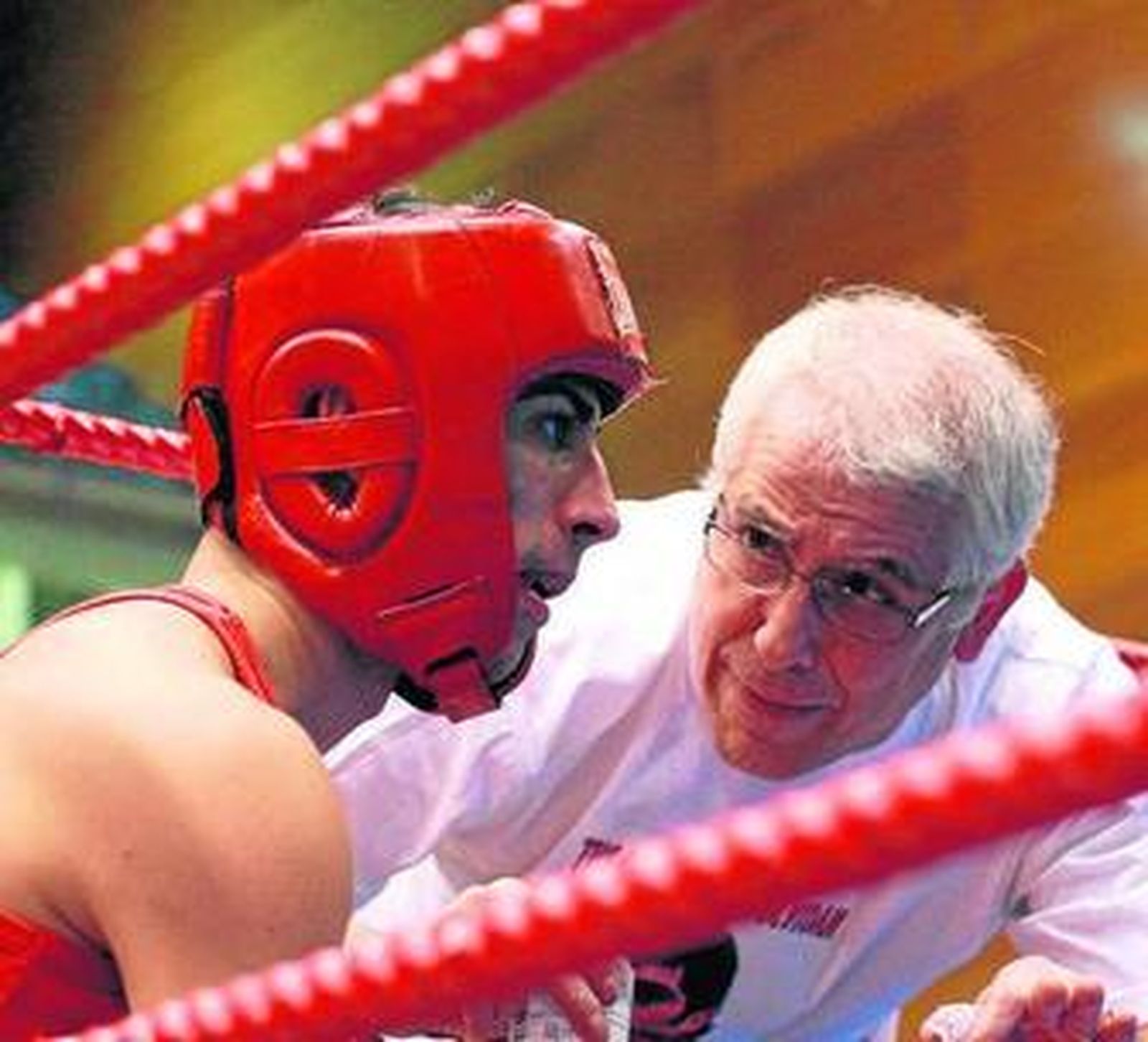 1. El olímpico Kelvin de la Nieve observa en el ring al portugués Pedro Matos durante su combate del viernes. 2. El entrenador onubense Beni Alloza da instrucciones a uno de sus pupilos durante un combate. 3. Uno de los púgiles onubenses, en el momento de ser declarado vencedor.